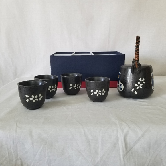 Chinese tea set with teapot and 4 cups owl and flower painting/pottery. - Picture 4 of 15